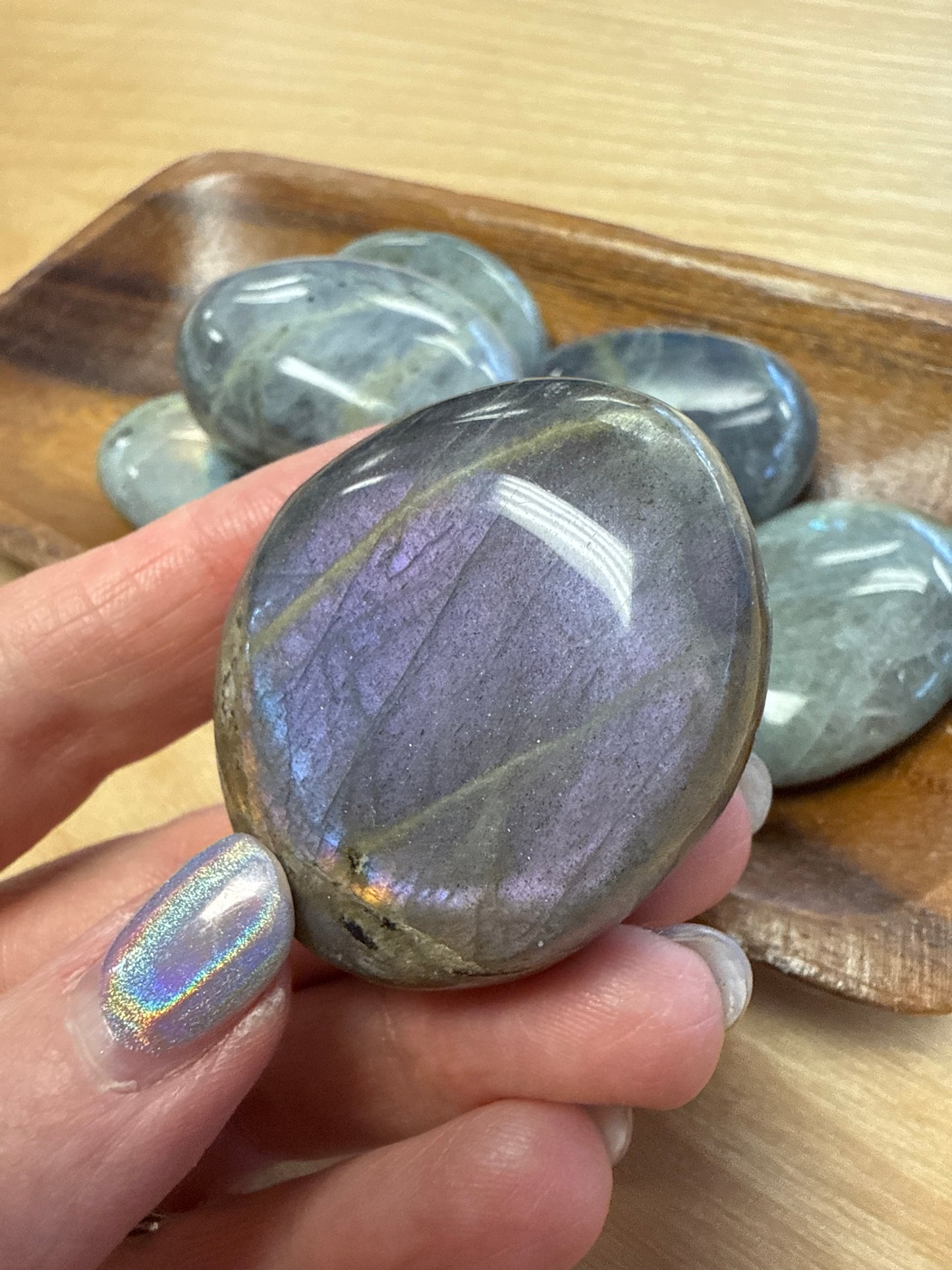 Labradorite Palm Stone : Purple 💜 Flash